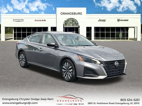 Used 2024 Nissan Altima 2.5 SV FWD image 1