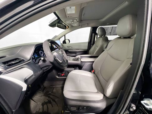 Used 2025 Toyota Sienna XLE image 14
