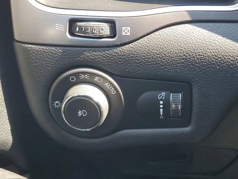 Used 2019 Jeep Cherokee Latitude w/ Cold Weather Group image 17