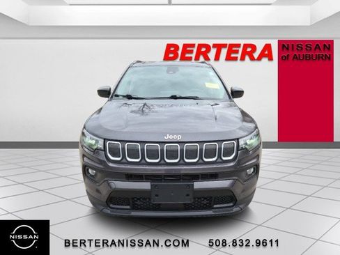 Used 2022 Jeep Compass Latitude image 3