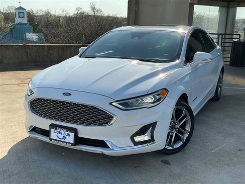 Used 2019 Ford Fusion Titanium image 2