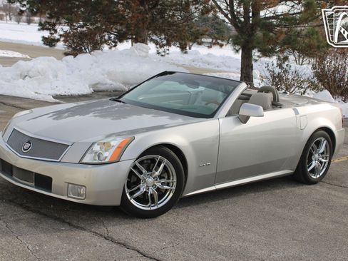 Used 2005 Cadillac XLR image 2