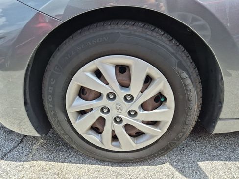 Used 2019 Hyundai Elantra SE w/ Cargo Package FWD image 9