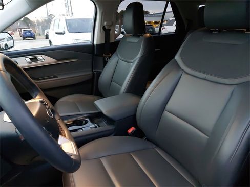 Used 2025 Ford Explorer Active w/ Active Comfort Package image 12
