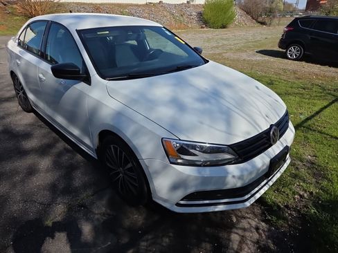 Used 2016 Volkswagen Jetta Sport image 1