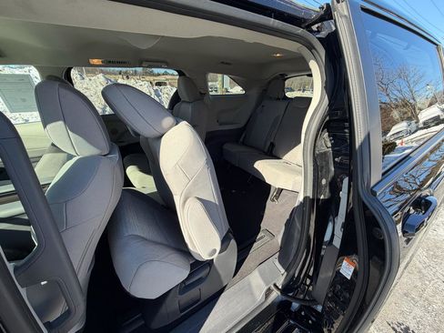 Used 2024 Toyota Sienna LE image 31