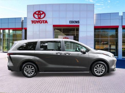 Used 2024 Toyota Sienna LE AWD/4WD image 2