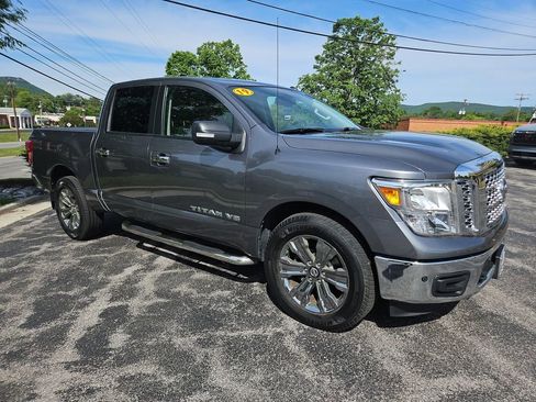 Used 2019 Nissan Titan SV w/ SV Convenience Package AWD/4WD image 8