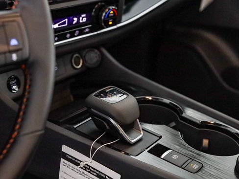 Certified 2025 Nissan Rogue SV image 25