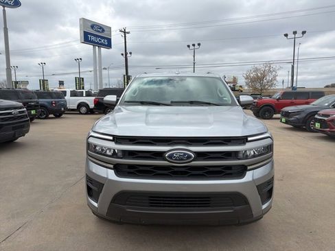 Used 2024 Ford Expedition Max XLT image 3