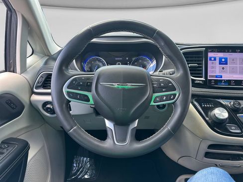 Used 2022 Chrysler Pacifica Touring-L FWD image 27