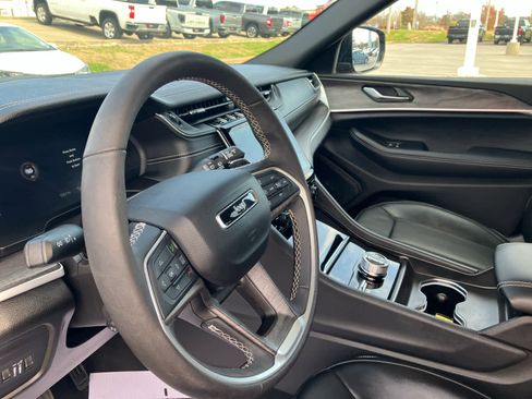 Used 2025 Jeep Grand Cherokee L Limited w/ Luxury Tech Group II image 9