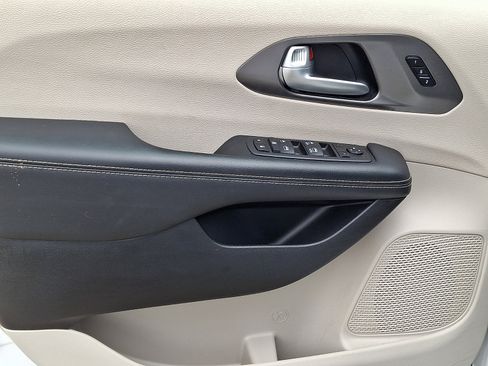 Used 2024 Chrysler Pacifica Touring-L image 15