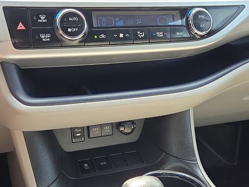 Used 2018 Toyota Highlander XLE FWD image 21