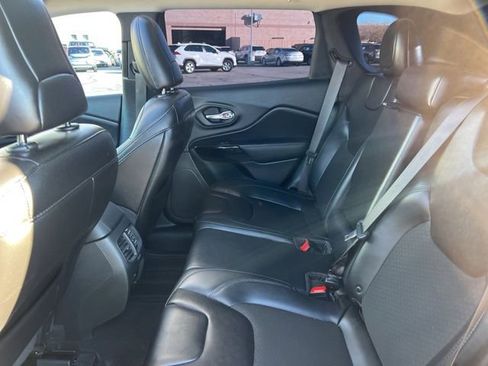 Used 2019 Jeep Cherokee Latitude Plus image 18