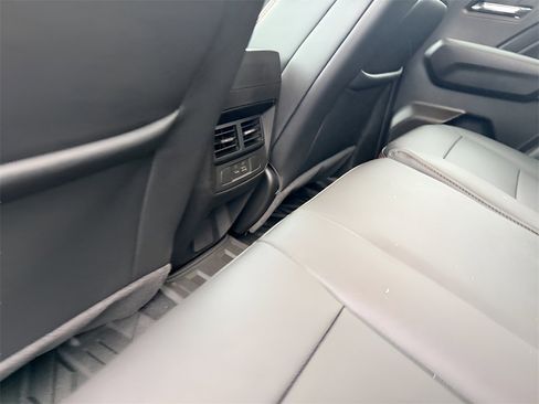 Used 2024 Chevrolet Colorado Z71 w/ Z71 Convenience Package 2 image 31