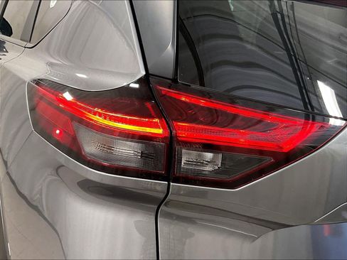 Used 2023 Nissan Rogue SV image 33