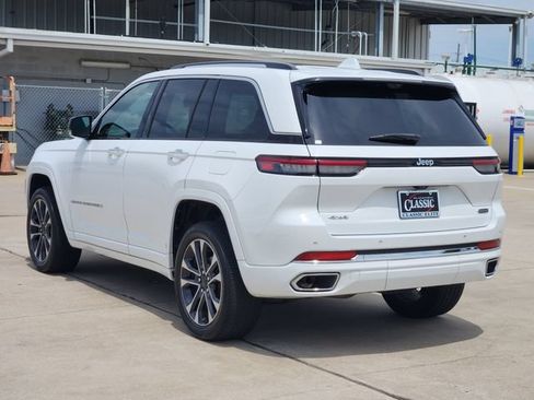 Used 2022 Jeep Grand Cherokee Overland w/ Luxury Tech Group IV AWD/4WD image 5