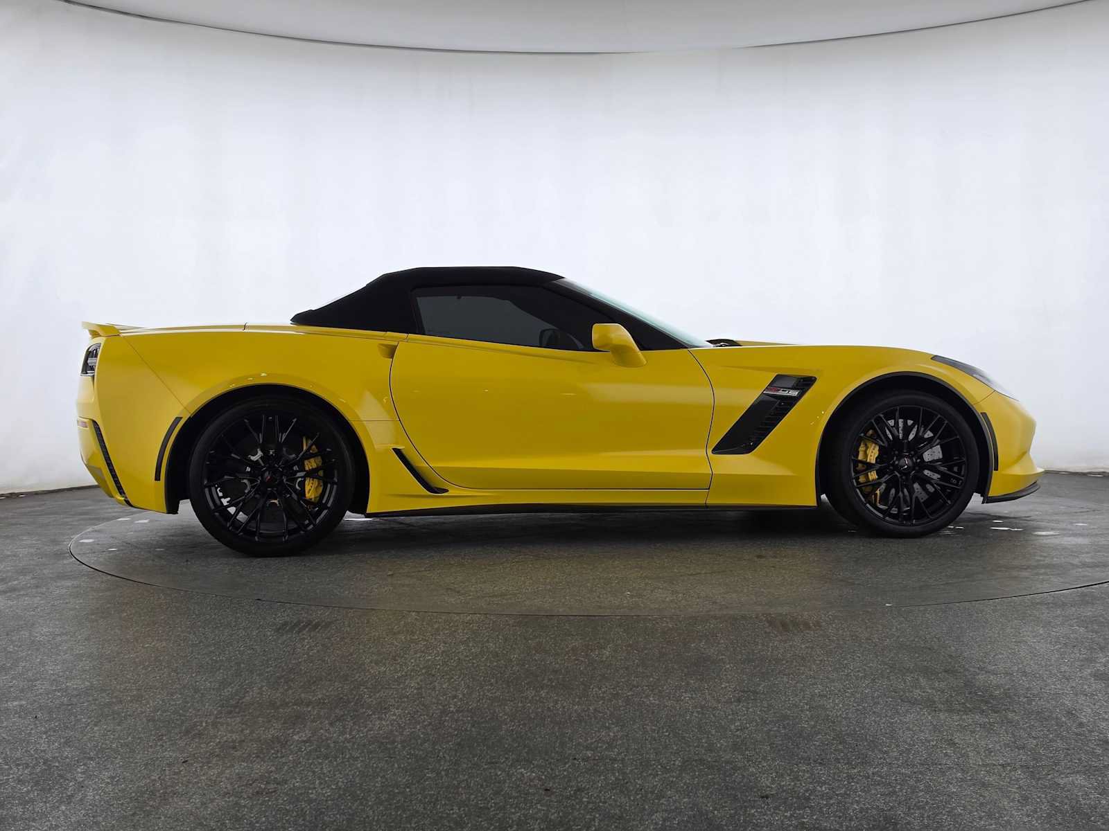 Used 2016 Chevrolet Corvette Z06 w/ 3LZ Preferred Equipment Group RWD image 2