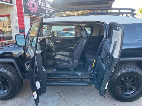 Used 2014 Toyota FJ Cruiser 4WD w/ Upgrade Package image 8