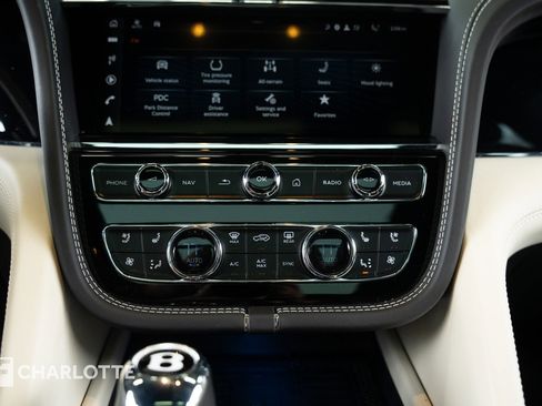 Used 2024 Bentley Bentayga image 26