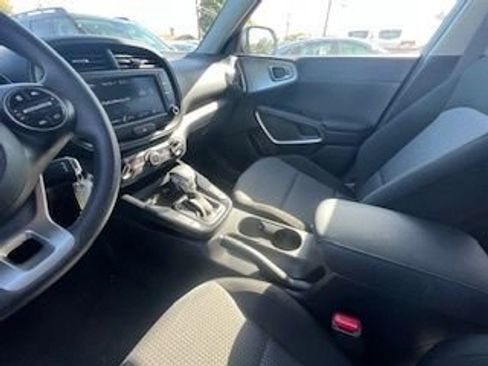 Used 2025 Kia Soul LX w/ LX Technology Package FWD image 16