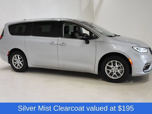 Used 2024 Chrysler Pacifica Touring-L FWD image 3