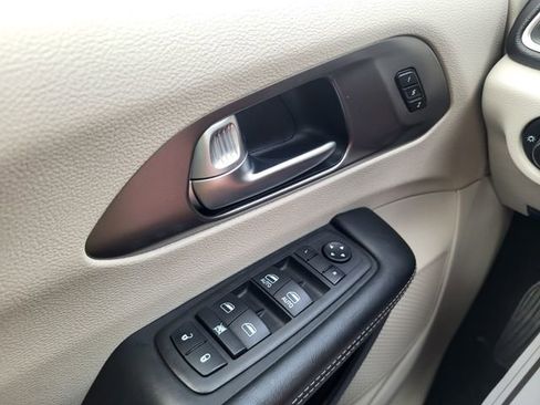 Used 2023 Chrysler Pacifica Touring-L FWD image 22
