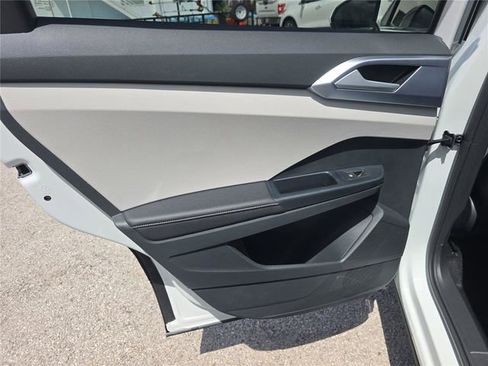 New 2026 Volkswagen Taos SE FWD image 9