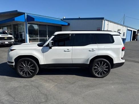 Used 2024 Lexus GX 550 w/ Cold Area Package AWD/4WD image 2