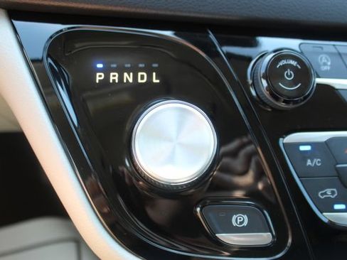 Used 2024 Chrysler Pacifica Touring-L FWD image 22