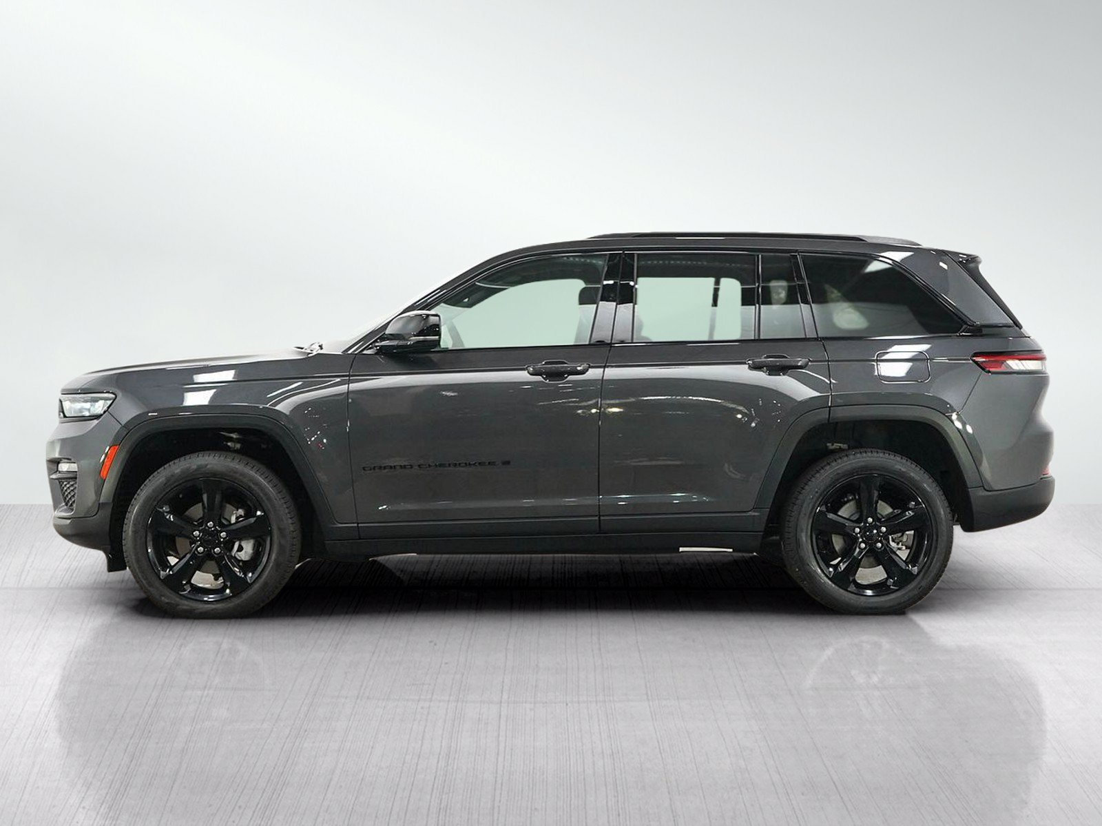 Used 2024 Jeep Grand Cherokee Limited w/ Black Appearance Package AWD/4WD image 2