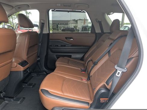 Used 2023 Nissan Pathfinder Platinum w/ Cargo Package AWD/4WD image 13