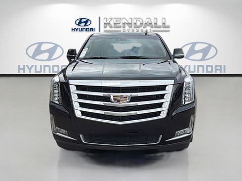 Used 2018 Cadillac Escalade Premium Luxury image 2
