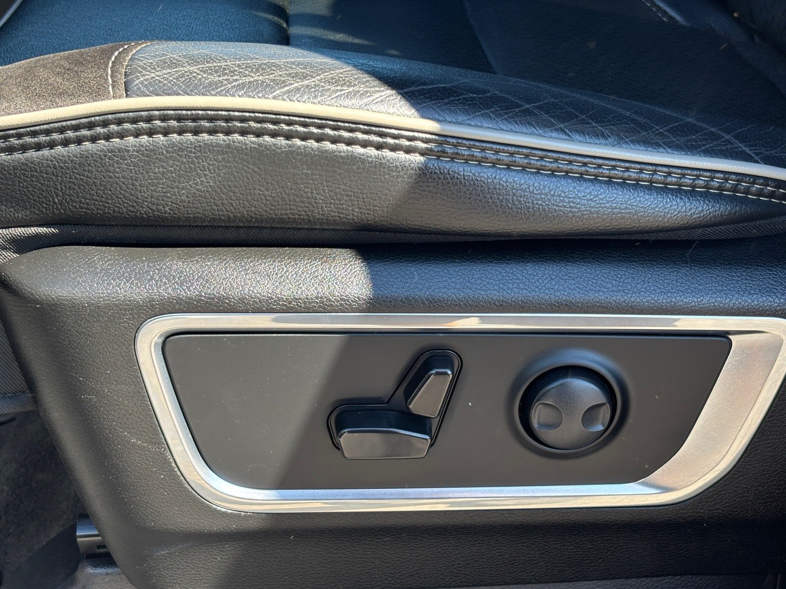 Used 2024 RAM 1500 Laramie RWD image 26