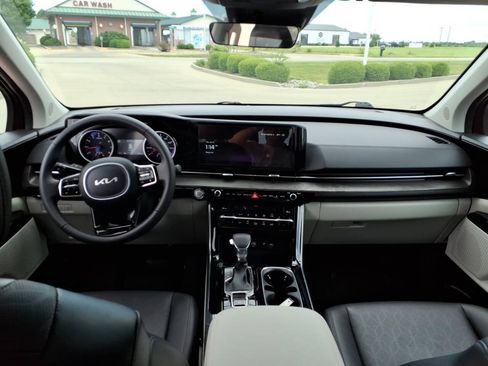 Used 2024 Kia Carnival EX FWD image 9