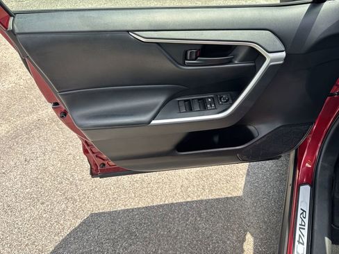 Used 2022 Toyota RAV4 LE image 10