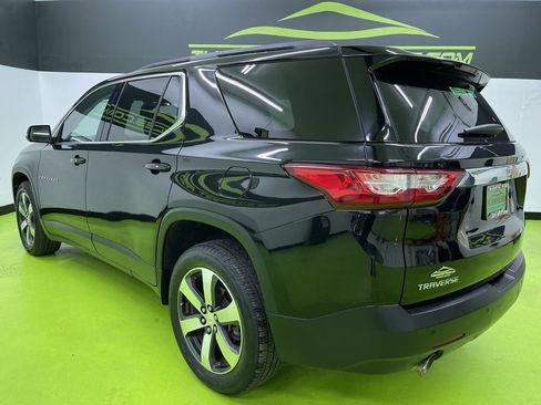 Used 2021 Chevrolet Traverse LT w/ LT Premium Package image 7