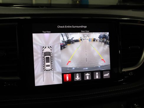 Used 2025 Chrysler Pacifica Select image 25