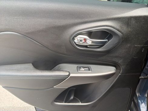 Used 2019 Jeep Cherokee Latitude w/ Cold Weather Group image 10