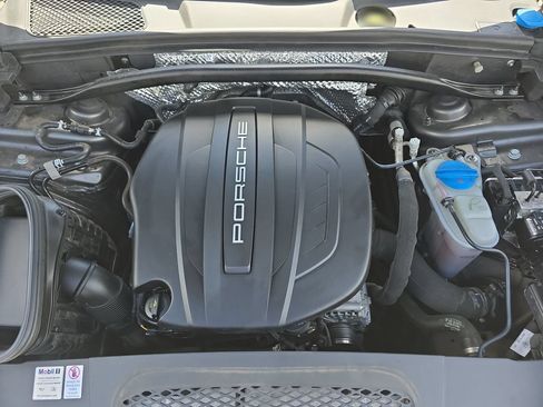 Used 2018 Porsche Macan AWD/4WD image 34