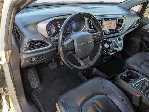 Used 2018 Chrysler Pacifica Touring-L Plus w/ S Appearance Package image 9