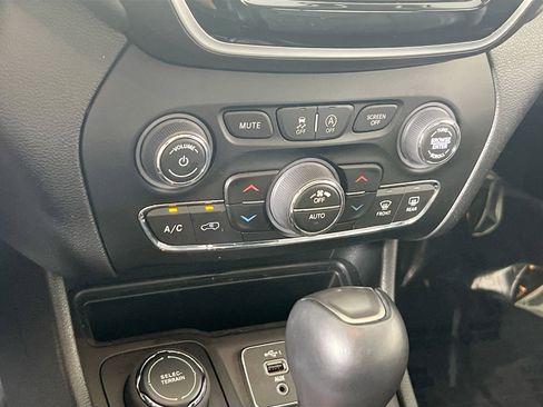 Used 2022 Jeep Cherokee Limited image 15