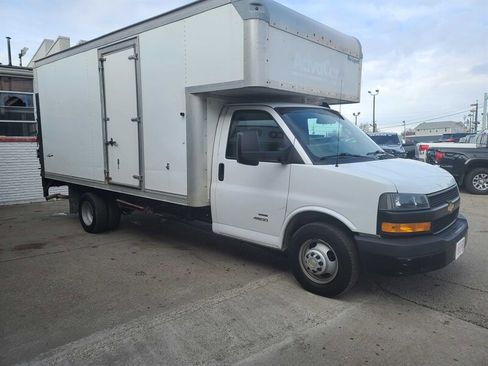 Used 2018 Chevrolet Express 4500 Extended w/ Driver Convenience Package image 4