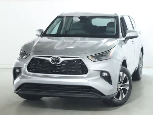 Used 2022 Toyota Highlander XLE AWD/4WD image 3