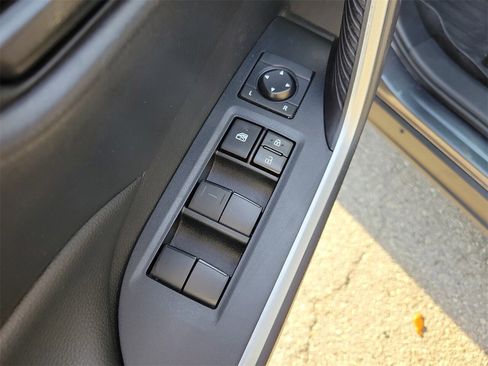 Used 2021 Toyota RAV4 LE image 14