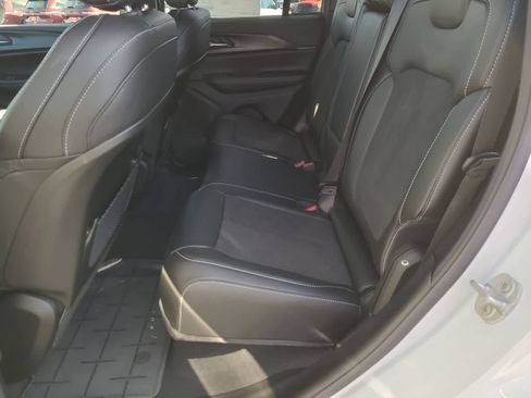 New 2025 Jeep Grand Cherokee Altitude image 21