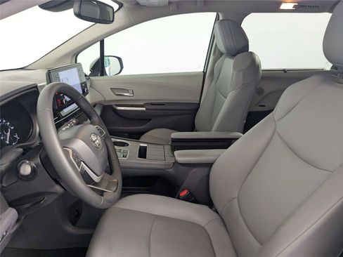 Certified 2022 Toyota Sienna XLE FWD image 12