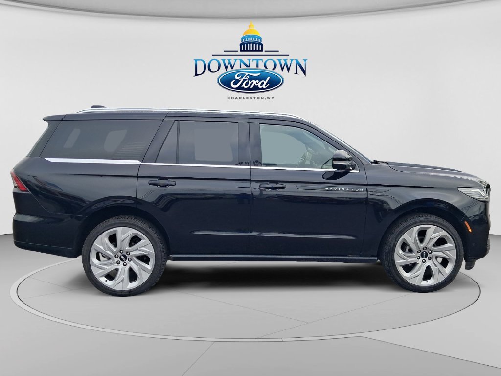 Used 2025 Lincoln Navigator Black Label AWD/4WD image 2