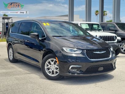 Used 2025 Chrysler Pacifica Select